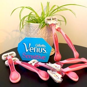 7 New Disposable Sensitive Venus Razors (Pink)